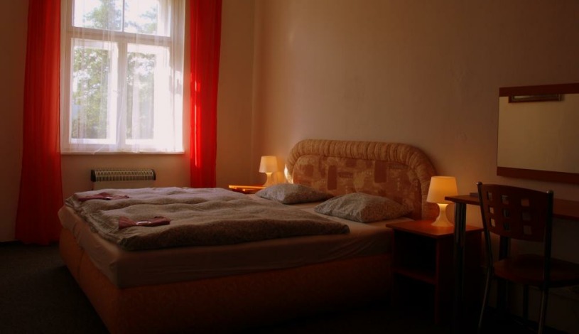 Penzion Village Karlovy Vary - Dvoulůžkový pokoj se společnou koupelnou